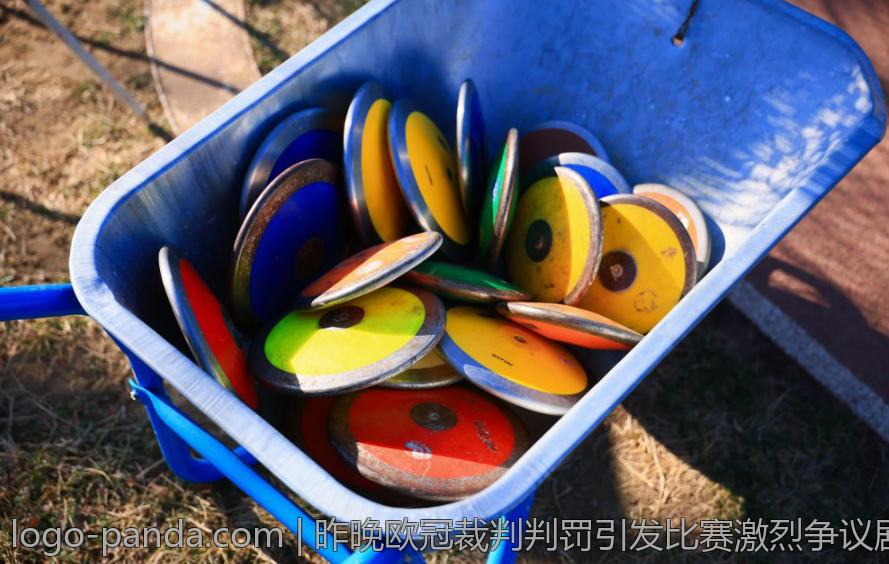 昨晚欧冠裁判判罚引发比赛激烈争议剧情